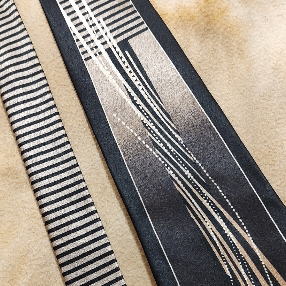 Pierre Cardin Retro Gold and Black SILK Tie 4" Width - Picture 3 of 6